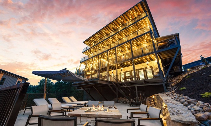 Wears Valley Cabin | Smoky Mtn Ultra Luxury Cabin, 8Bsleeps26, PS5,IndoorPool, Waterpark, Pool Table