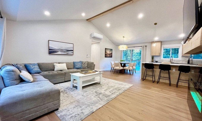 East Renton Highlands House | Snap-Worthy Cliffside Modern 4bed/2Bath Home w/AC, WIFI & Plenty of Parking!