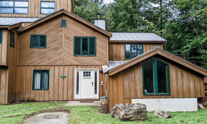 Killington Apartment | Snowarts- Game room, Fireplace, Close to golf!