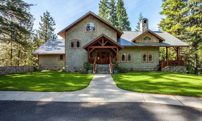Leavenworth Cabin | Snowgrass Lodge - Luxury timber lodge, riverfront, mountain views, hot tub