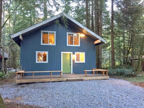 Glacier House | Snowline Cabin 66 - Hot Tub - Wi-Fi - 3 Bedroom - Sleeps 10