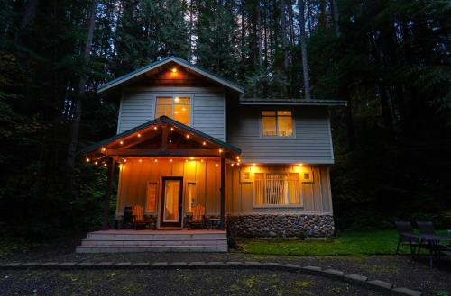Glacier House | Snowline Hillside Chalet