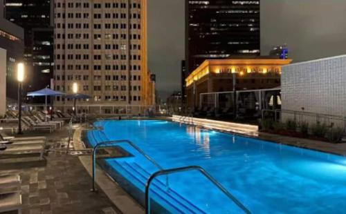 Downtown Los Angeles Apartment | Snug 3BR HighRise with Pool, Spa & Rooftop Views