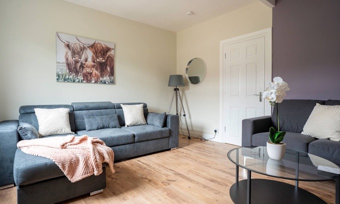 Rosyth House | Snug Modern Home in Dunfermline