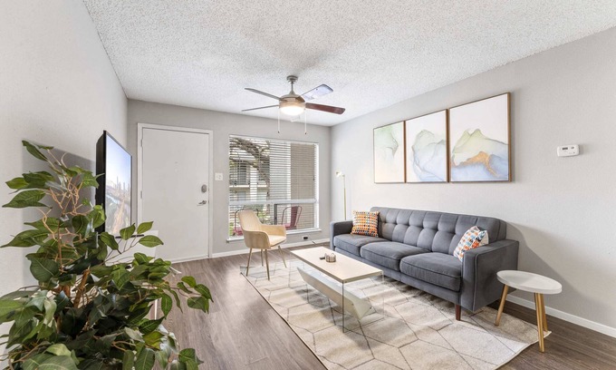 Pleasant Valley Apartment | SoCo 2BR corner suite w/pool, king bed, fast WiFi