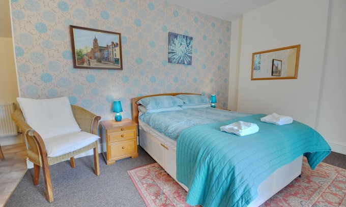 Bournemouth City Centre Cottage | Somerville Coach House 4 - a studio that sleeps 2 guests in 1 bedroom