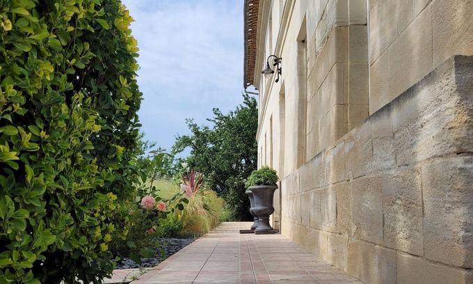 Lugon-et-l'ile-du-Carney Bed & Breakfast | Sommet Clos les arbories House 4 bedrooms, fully equipped kitchen, swimming pool