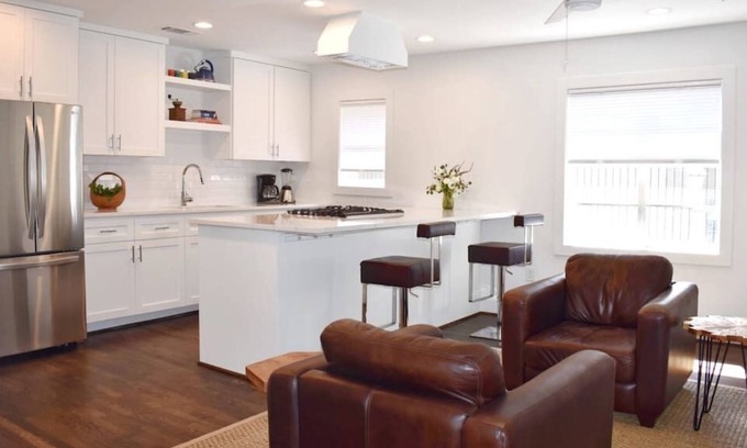 Boulevard Oaks Apartment | Soothing Modern APT in the Museum District w/Pool