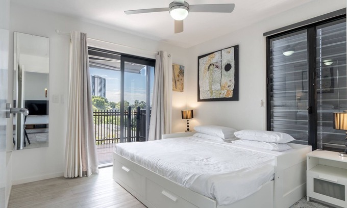 Fortitude Valley Apartment | Sophisticated 2-Bed Home With Alfresco Dining