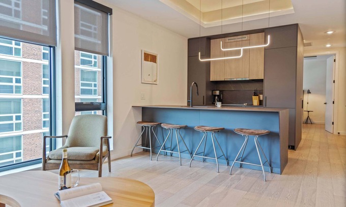 Logan Square Apartment | Sosuite | 1BR Apt w Roof Deck, Gym, Laundry