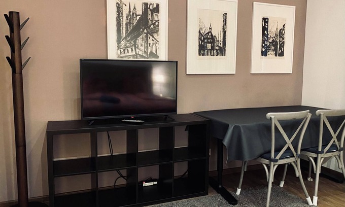 Giebichenstein Apartment | Sought-after residential area: 2 rooms, 4 beds, garden