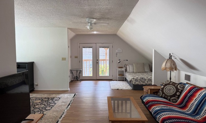 Bouldin House | South 6th bungalow walkable to ACL, Zilker, downtown and south congress