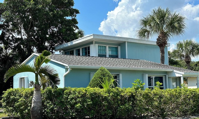 Vero Beach House | SOUTH BEACH's Closest Home AQUA COTTAGE Comfy Cozy Fun Seaside Vero Beach