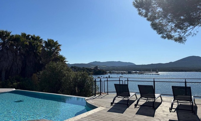 Pianotolli-Caldarello Apartment | South Corsica, cosy T3 air-conditioned, direct access to the sea, feet in the water