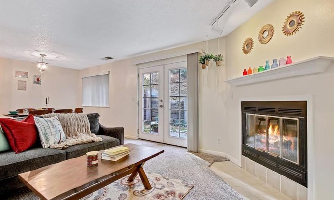 Southeast Boise House | South East Boise - Updated Groovy Charmer - 3 bed