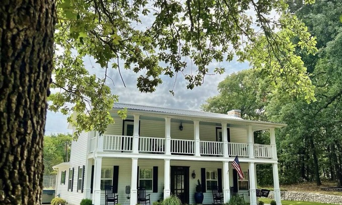 Gober House | Southern Charm on 4 secluded acres! A short distance from DFW & Lake Texoma!