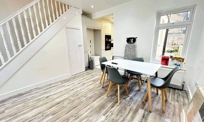 Southsea House | Southsea 4-Bed Seaside Retreat- Sleeps 11 & Garden