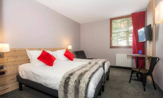 Valfrejus Apartment | SOWELL Family Valfréjus* - Standard Armchair-Bed Twin Room