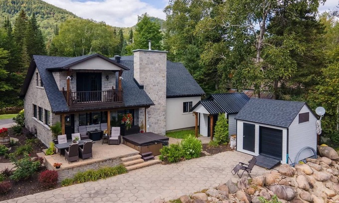 Saint-Brigitte-de-Laval Ski Chalet | Spa and river - Le Riverain