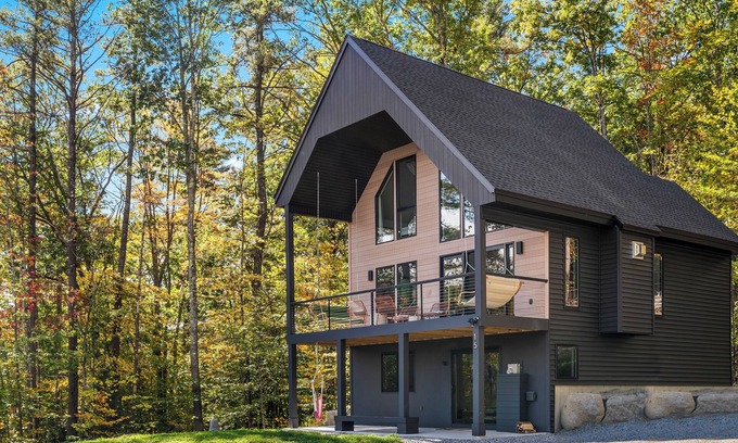 Campton Cabin | Space-Themed Cabin- Pools Views Hidden Nook
