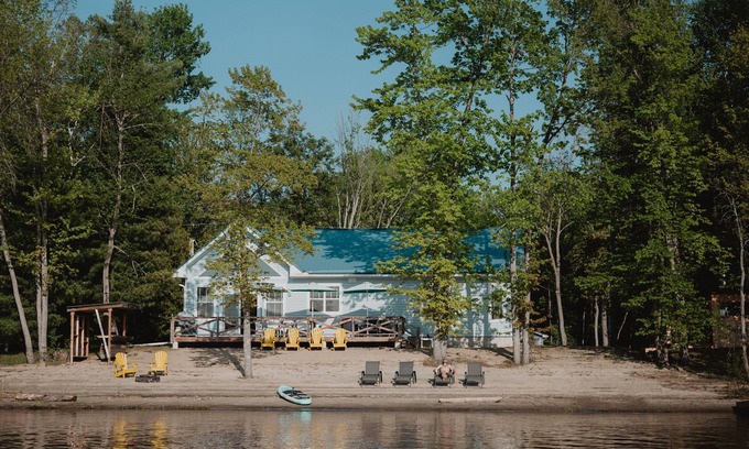 Mansfield-et-Pontefract Cottage | Spacious Beachfront Cottage with Sauna