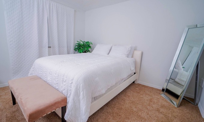 Pembroke Pines Apartment | Spacious 1/1 in Pembroke w/pool gym & self parking
