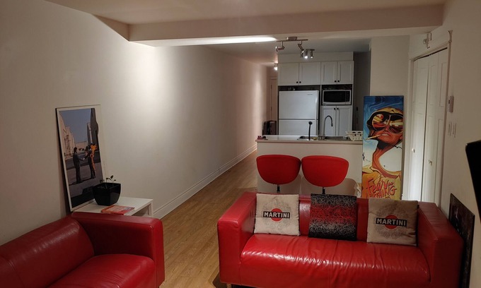 Mile End Apartment | Spacious 1 Bedroom Apartment in the Heart of the Mile End