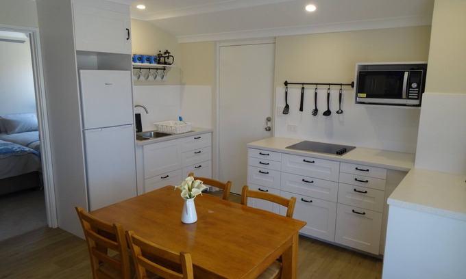 Canning Vale Apartment | Spacious, 1 Bedroom Apartment FREE Wi-Fi