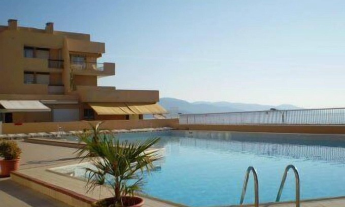 La Faviere Apartment | SPACIOUS 2 BEDROOM APARTMENT, PORT VIEW