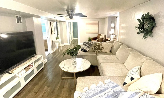 West Colfax House | Spacious 2 bedroom, 7 minutes to Downtown + Stadium, Full Kitchen