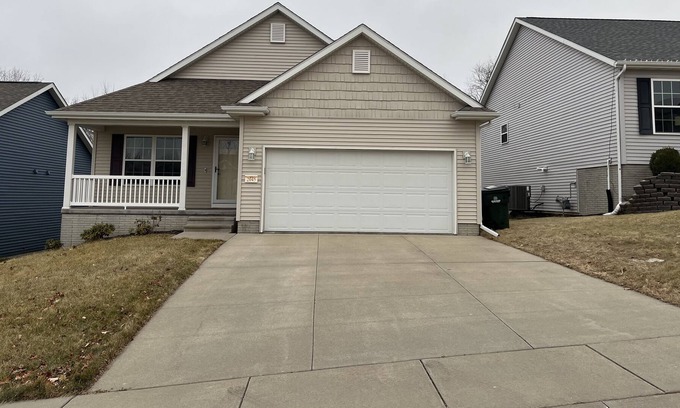 Cedar Rapids - Iowa City House | Spacious 2 bedroom 2 bath house . Quiet and friendly neighborhood