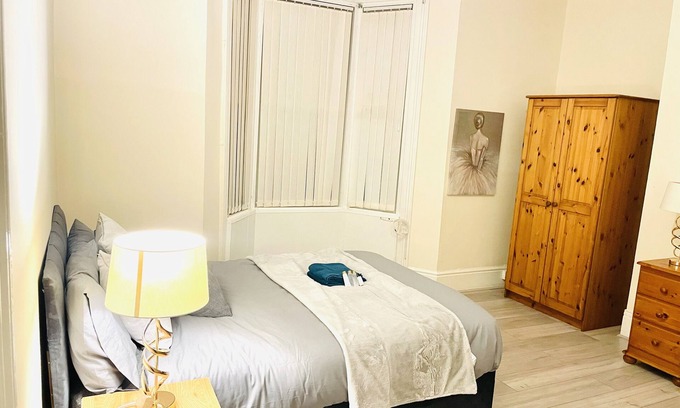 Newcastle-upon-Tyne Apartment | Spacious 2 Bedroom Apt Newcastle Upon Tyne with Free Parking and Wifi