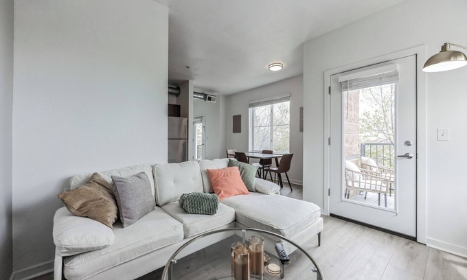 Rural North Boulder Apartment | Spacious 2 Story Apt, Gym, Garage, King Bed 208