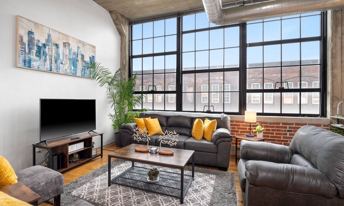 Downtown St. Louis Apartment | Spacious 2Bd/2ba LOFT Downtown Free Gated Parking.