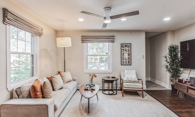 Mid City South House | Spacious 2BR Garden District Duplex in Baton Rouge