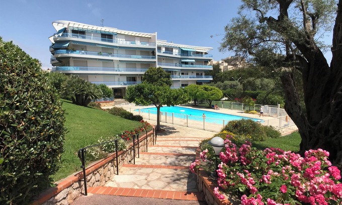 Antibes Apartment | Spacious 3 bedroom apartment. Large pool. 5min to beach. Ideal for 2 families