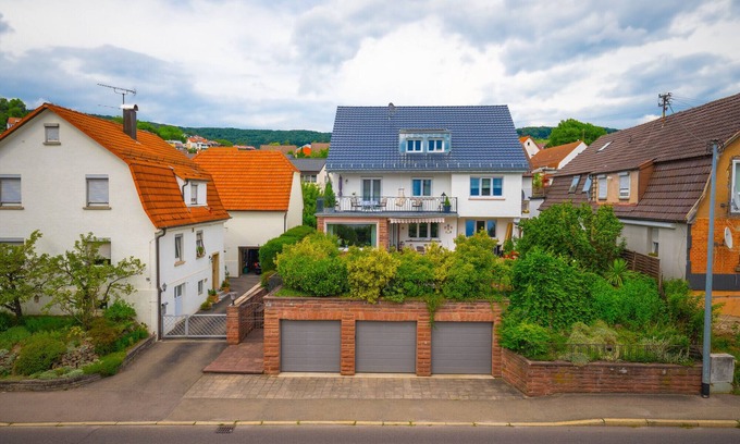 Remshalden Apartment | Spacious 3 star apartment with 100sqm of living space and 24 sqm south-facing balcony