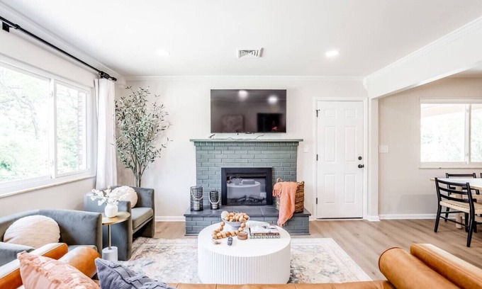 Mount Washington House | Spacious 3B Ranch by Mercy Anderson, 15 min to DT