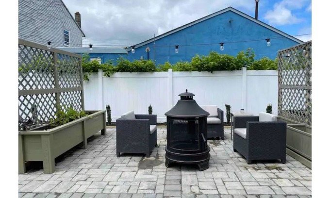 Long Branch House | Spacious 3bd 2bth Apt 2 blocks to beach! Large Yard