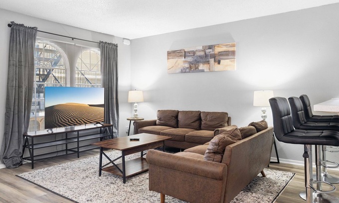 North University Apartment | Spacious 3BR/2BA next to UT 6838