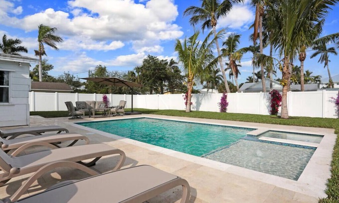 Lake Park House | Spacious 4 bed, 3 baths in highly desirable Lake Park.