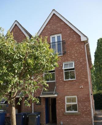 Eaton Socon House | Spacious 4 bed Townhouse, near town centre and riverside in StNeots