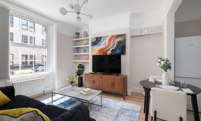 Camden Town Apartment | Spacious 4-bedroom apartment with AC and fitness room in marvelous London