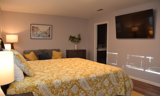 Roswell House | Spacious 4 Bedroom Home Centrally Located in Downtown Roswell