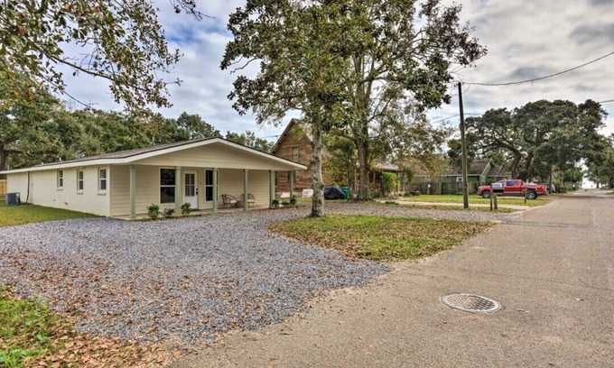 Mississippi City House | Spacious 4-bedroom house with WiFi, AC in amazing Gulfport 1/2 Mile from Beach