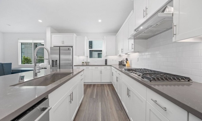 Irvine Business Complex House | Spacious 4-bedroom house in lovely Irvine with WiFi, AC