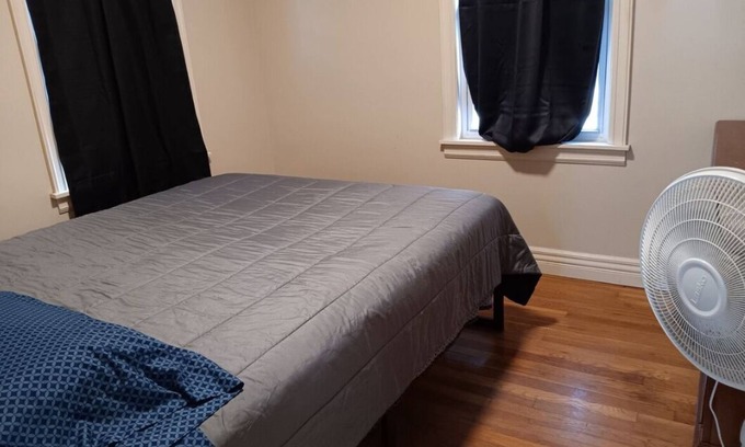 Omaha House | Spacious 4-bedroom house with AC, WiFi in fantastic Omaha