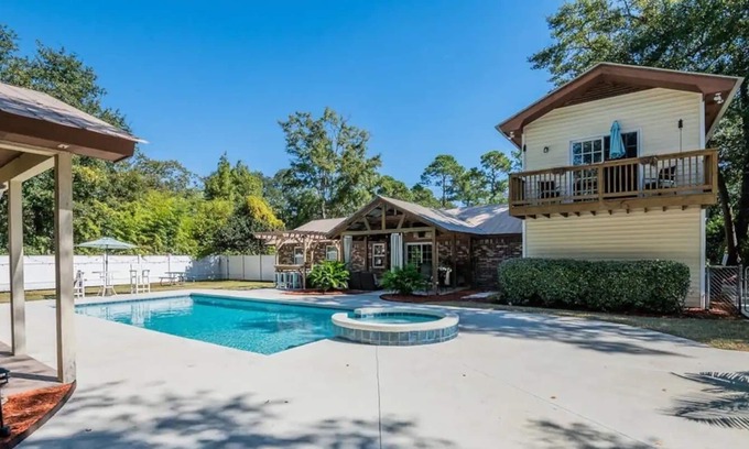 Bluffton House | Spacious 4 bedroom w/pool, Guesthouse & hot tub