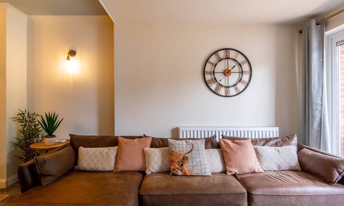 Norwich House | Spacious 4-BR Bungalow with Free Parking