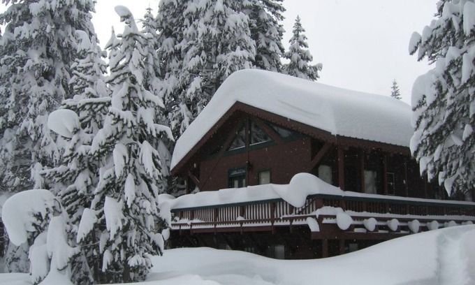 Bear Valley House | Spacious 4 Season Cabin, Ski in Winter, Lake in Summer